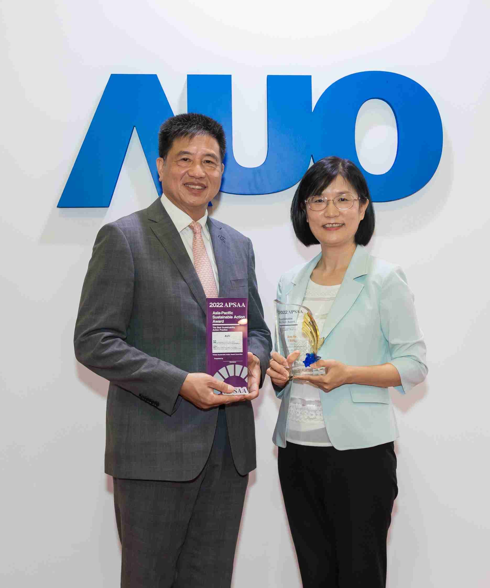 MG电玩长期垫筑永续远景的基石，，透过ESG暨气候委员会逐步实践永续策略蓝图。。。其中，，，MG电玩光电永续长古秀华带领团队、、、、制定中长期目标，，，，缔造多面向亮眼表现，，，，获得「顶尖永续长奖」的个人奖殊荣（左：MG电玩光电董事长暨执行长彭双浪，，右：MG电玩光电永续长古秀华）