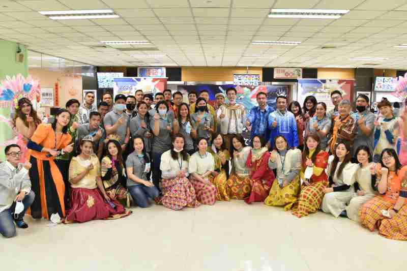 友達推動「安心、、、創新、、用心、、、、同心、、、、盡心」五星職旅，，為菲籍員工打造全方位照護，，，，首度贏得「人權實踐與發展領袖獎」殊榮