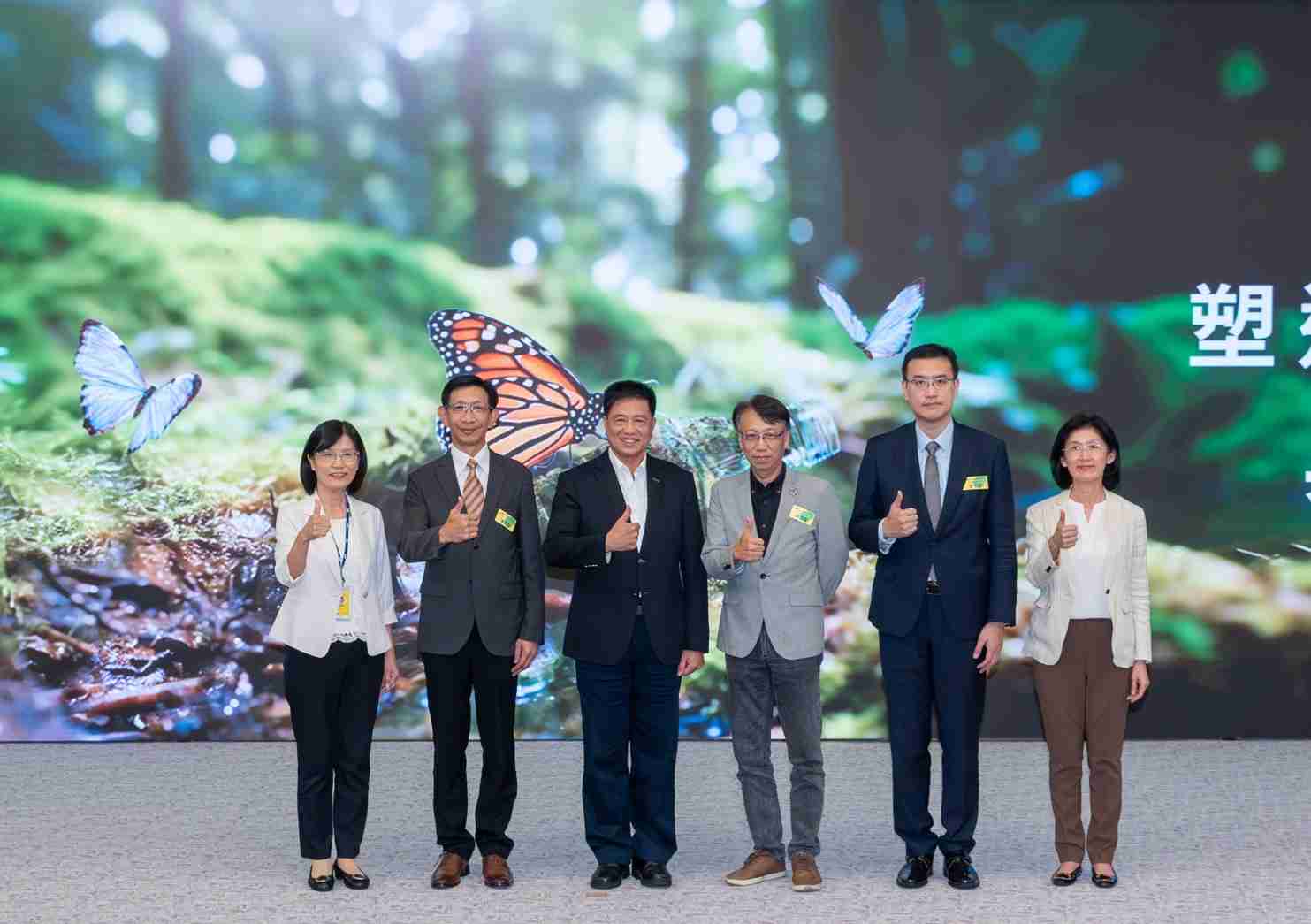 友達2023 CSR共榮大會，，邀請領域專家分享交流生物多樣性管理趨勢、、、、無塑產品、、、、海廢永續塑料等議題  （圖左到右：友達光電永續長古秀華、、3M台灣技術長陳君杰、、、友達光電董事長暨集團策略長彭双浪、、光寶科技企業永續發展處處長陳慶暉、、、、安永聯合會計師事務所執業會計師曾于哲、、友達光電供應鏈總部副總經理吳宜芳）