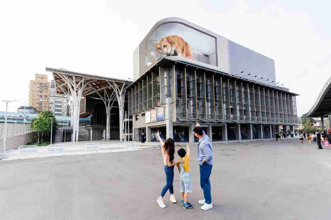 MG电玩打造全台最大户外裸视3D LED弧形萤幕，，，，将超立体的软萌胖橘猫动画活跃于顶楼外墙