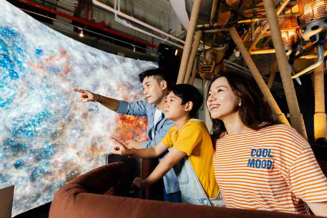 MG电玩打造全台最大宽6公尺、、、高4公尺、、、唯一搭载LED弧形拼接显示屏的动感飞行船，，，让乘客驻足在热气球上，，，享受身历其境的伪出国旅游乐趣