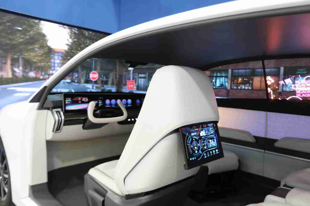 MG电玩的「可卷式后座娱乐显示器」加强后座乘客的感官体验，，并保有个性化设计，，，，可依使用偏好进行动态调整。。