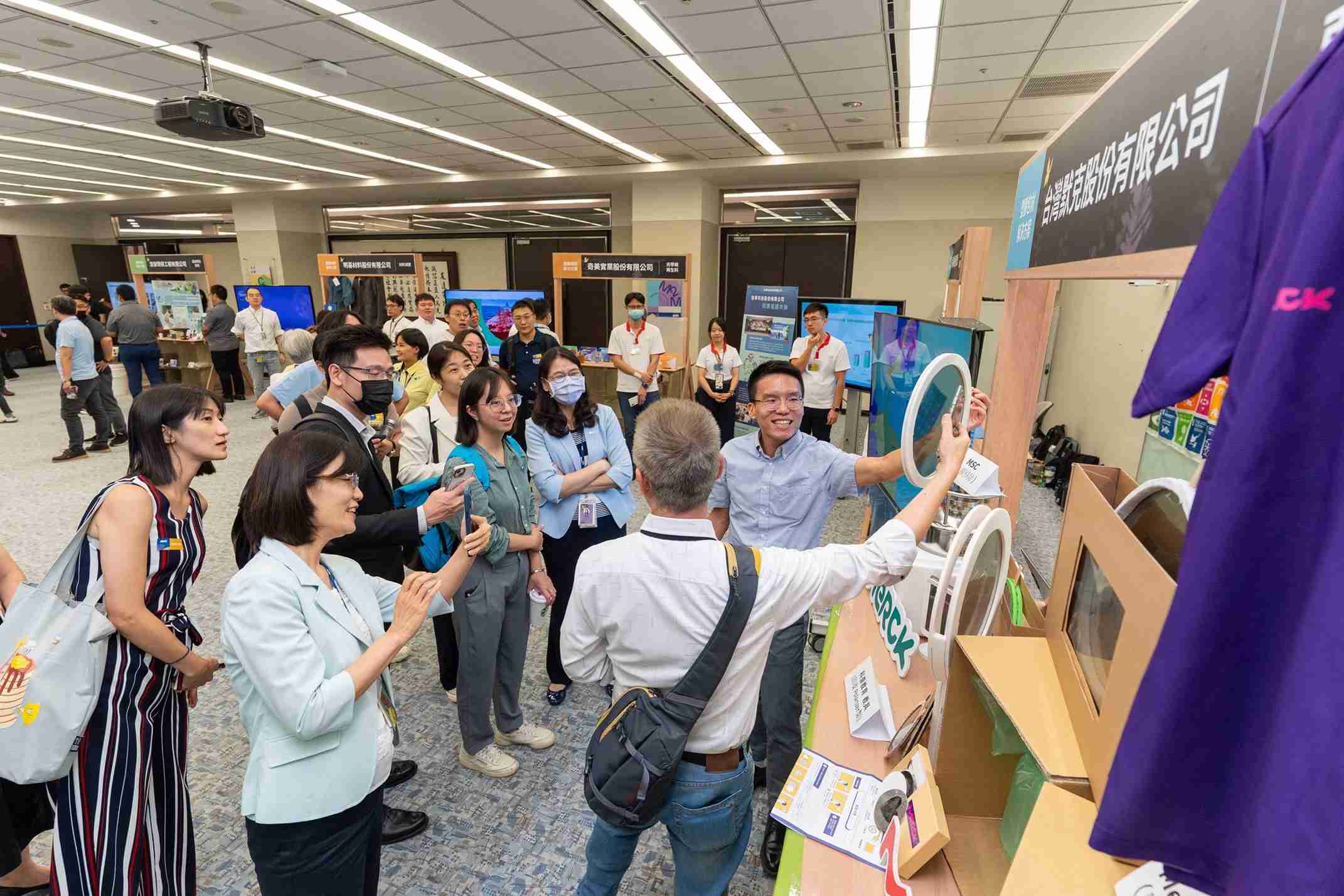 MG电玩连手产业伙伴策划首届生态圈联展，，展示如何将废塑料循环再利用，，创新解决方案包括：塑料包材再生与循环使用、、、、再生塑料研发及应用、、、、废塑料回收再生技术、、减塑生活提案等