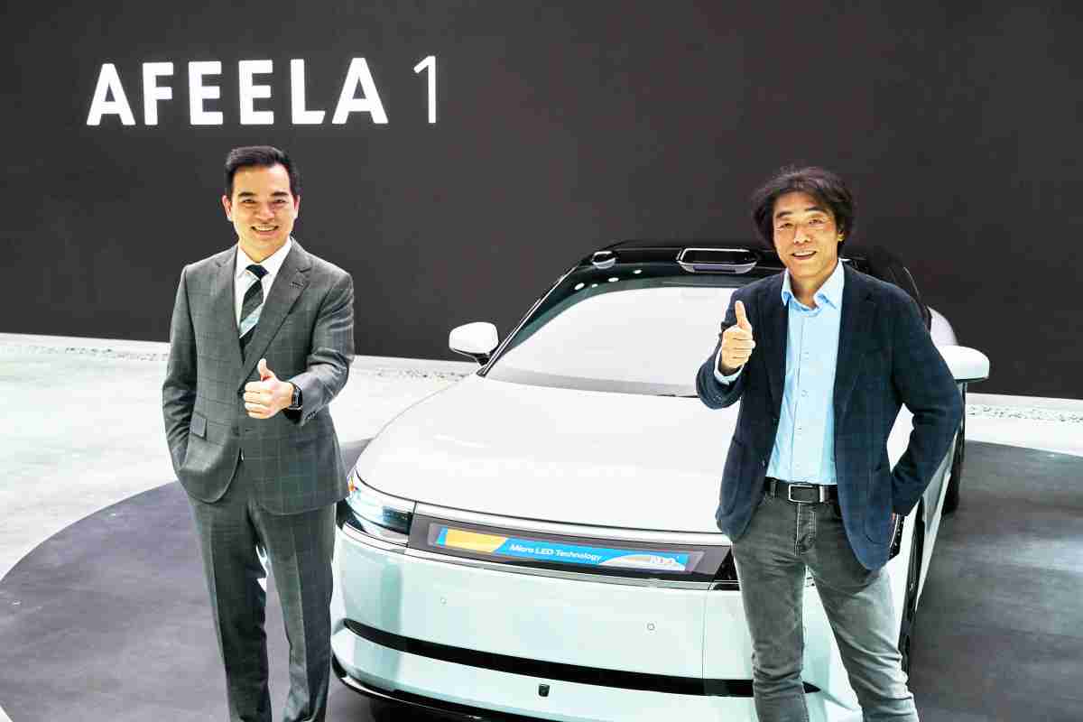MG电玩与Sony Honda Mobility携手合作，，，，率先全球展示搭载于AFEELA电动车上，，首款应用在车身外部的Micro LED 车头显示解决方案 (Micro LED Media Bar Solutions)。。。。MG电玩光电执行长暨总经理柯富仁(左)与Sony Honda Mobility代表取缔役社长兼营运长川西泉(lzumi Kawanishi)(右)在CES 现场展现双方坚定持续创新的承诺，，，实现更加人性化与智慧的驾乘体验。。