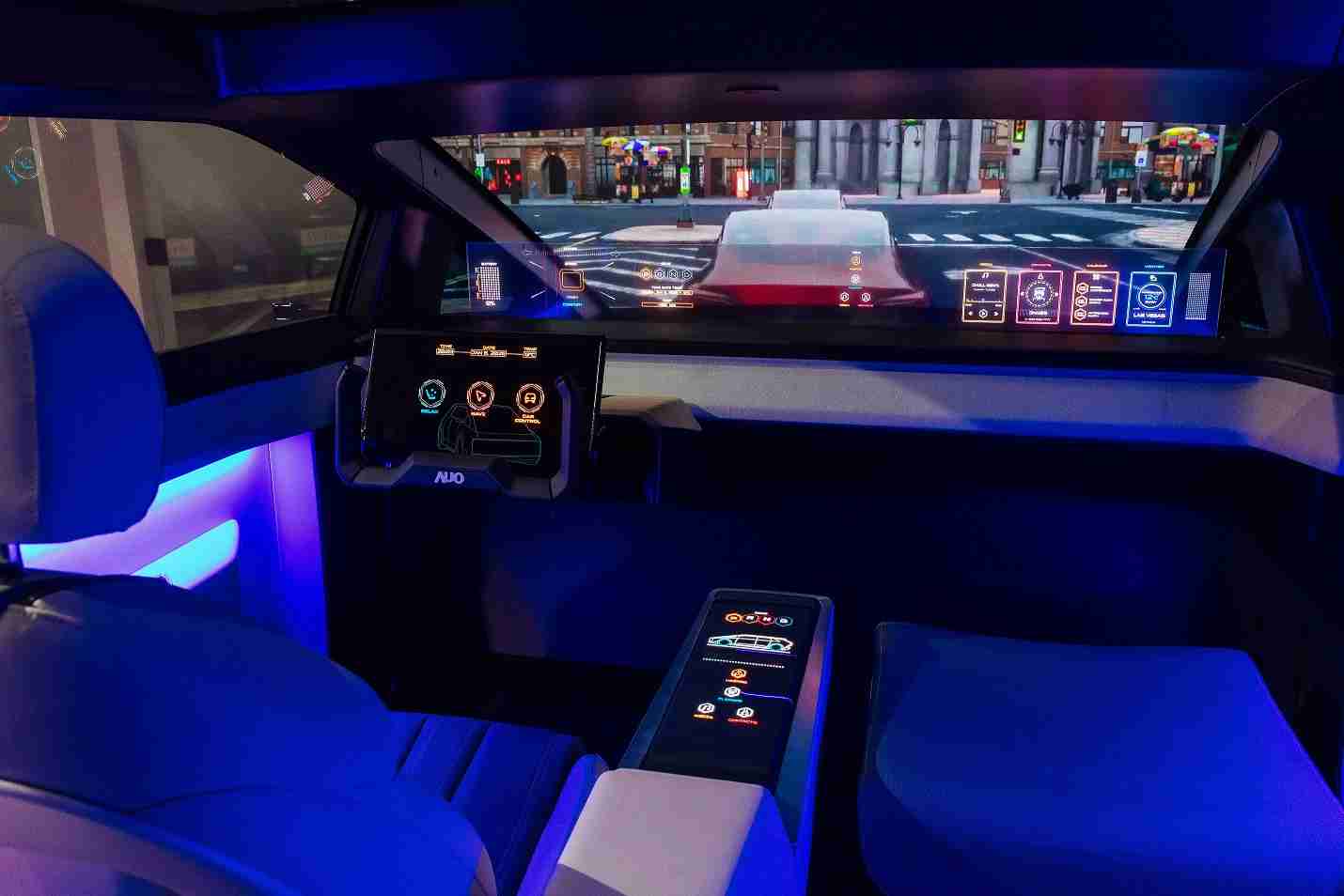 MG电玩连续四年入围科睿唯安全球百大创新机构，，专利布局科技与绿色创新前沿。。。。图为MG电玩发挥先进显示科技Micro LED多元尺寸与型态应用优势所打造之智能车舱；同时，，MG电玩已于全球累积取得4500件节能减碳相关的专利证书，，当中2024年Micro LED年度获证量占比已超过8成