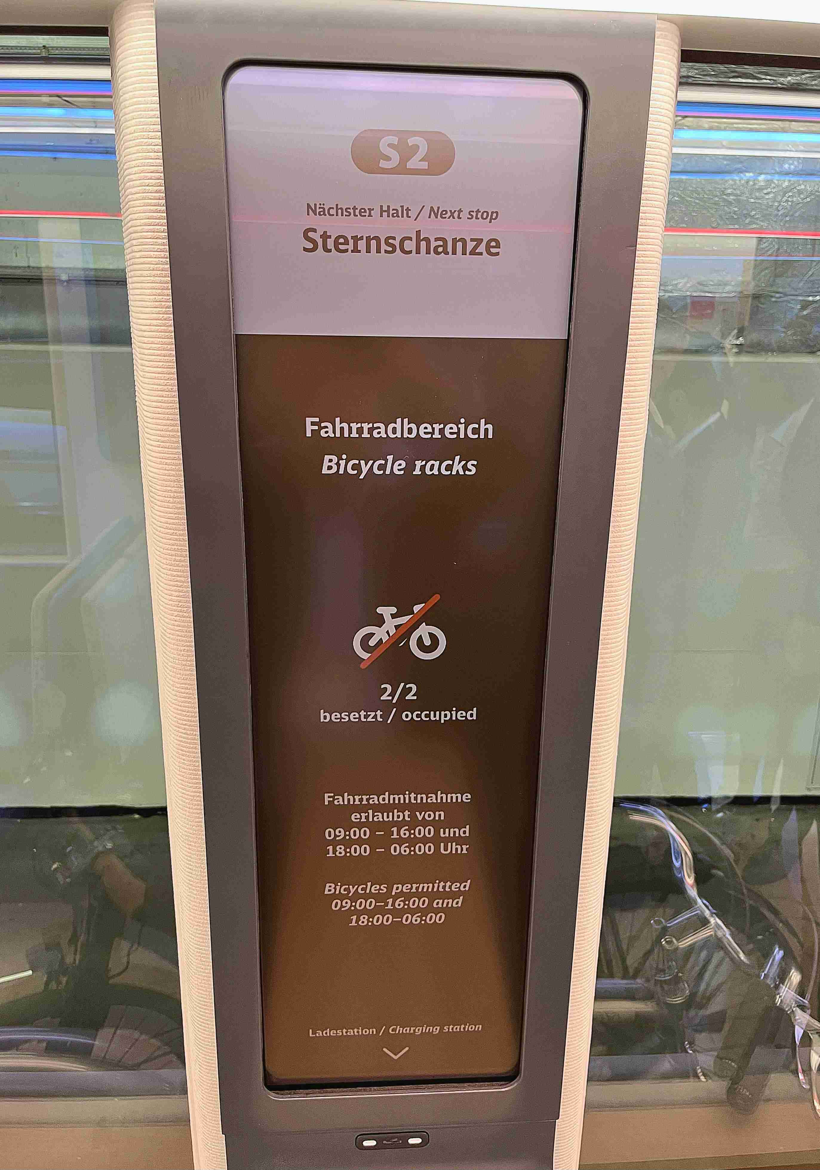 达擎HiRaso显示技术采用胆固醇液晶独特的双稳态特性及反射环境光线的方式，，，，发挥最佳能源运用效率，，，，其仅在更换显示画面时才消耗电力，，，在持续静止的画面显示上则为零耗电，，，与传统液晶显示技术相比大幅节省90%能耗